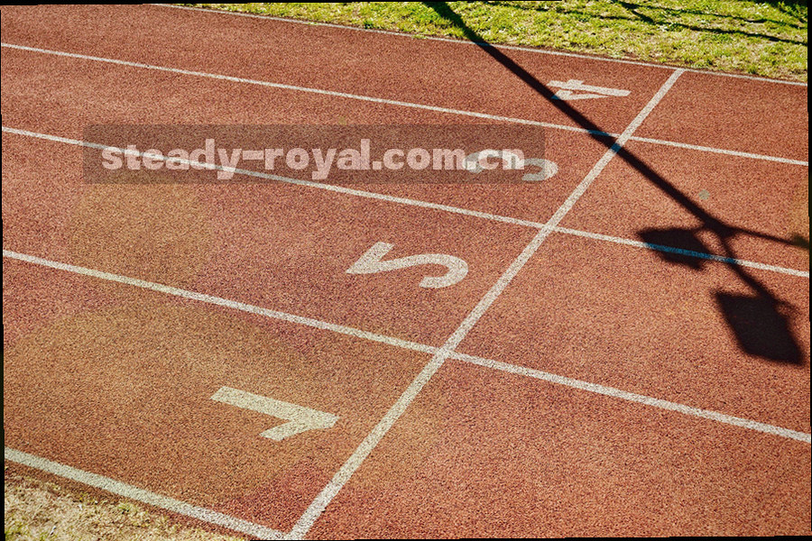 摊开的信封与纸张在桌面上的俯视特写，纸纹与折痕清晰，画面中没有书写文字